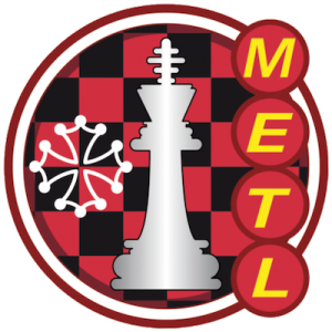 Logo rond METL (Roi blanc sur fond d'échiquier rouge et noir. Croix occitane blanche à gauche et Lettres METL verticales à droite)